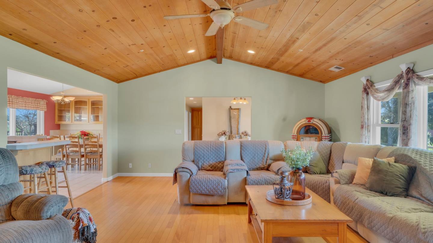 Detail Gallery Image 8 of 25 For 21160 Valle San Juan Dr, Salinas,  CA 93907 - 3 Beds | 2/1 Baths