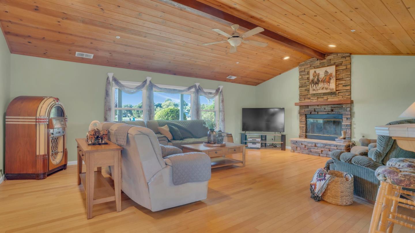 Detail Gallery Image 9 of 25 For 21160 Valle San Juan Dr, Salinas,  CA 93907 - 3 Beds | 2/1 Baths