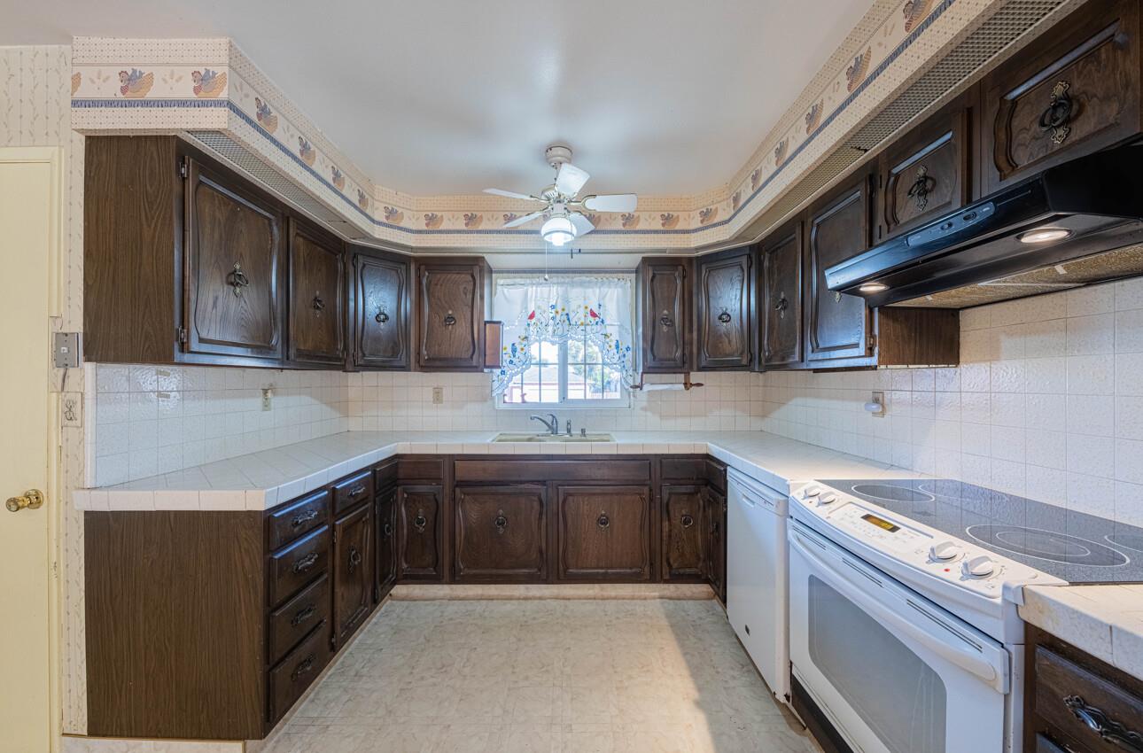 Detail Gallery Image 13 of 46 For 217 Iris Dr, Salinas,  CA 93906 - 3 Beds | 2 Baths