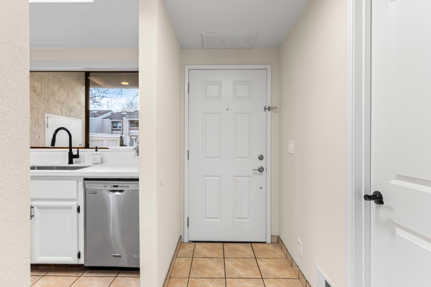 Detail Gallery Image 4 of 44 For 260 W Dunne Ave #20,  Morgan Hill,  CA 95037 - 2 Beds | 1/1 Baths