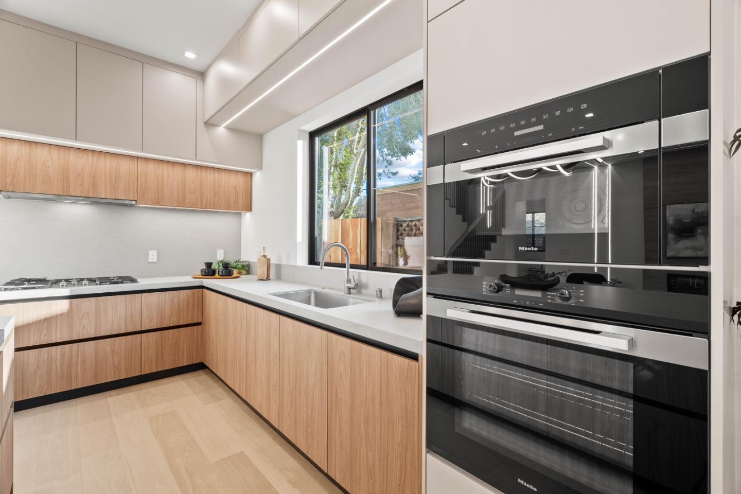 Detail Gallery Image 14 of 69 For 700 Farley St, Mountain View,  CA 94043 - 6 Beds | 6/1 Baths