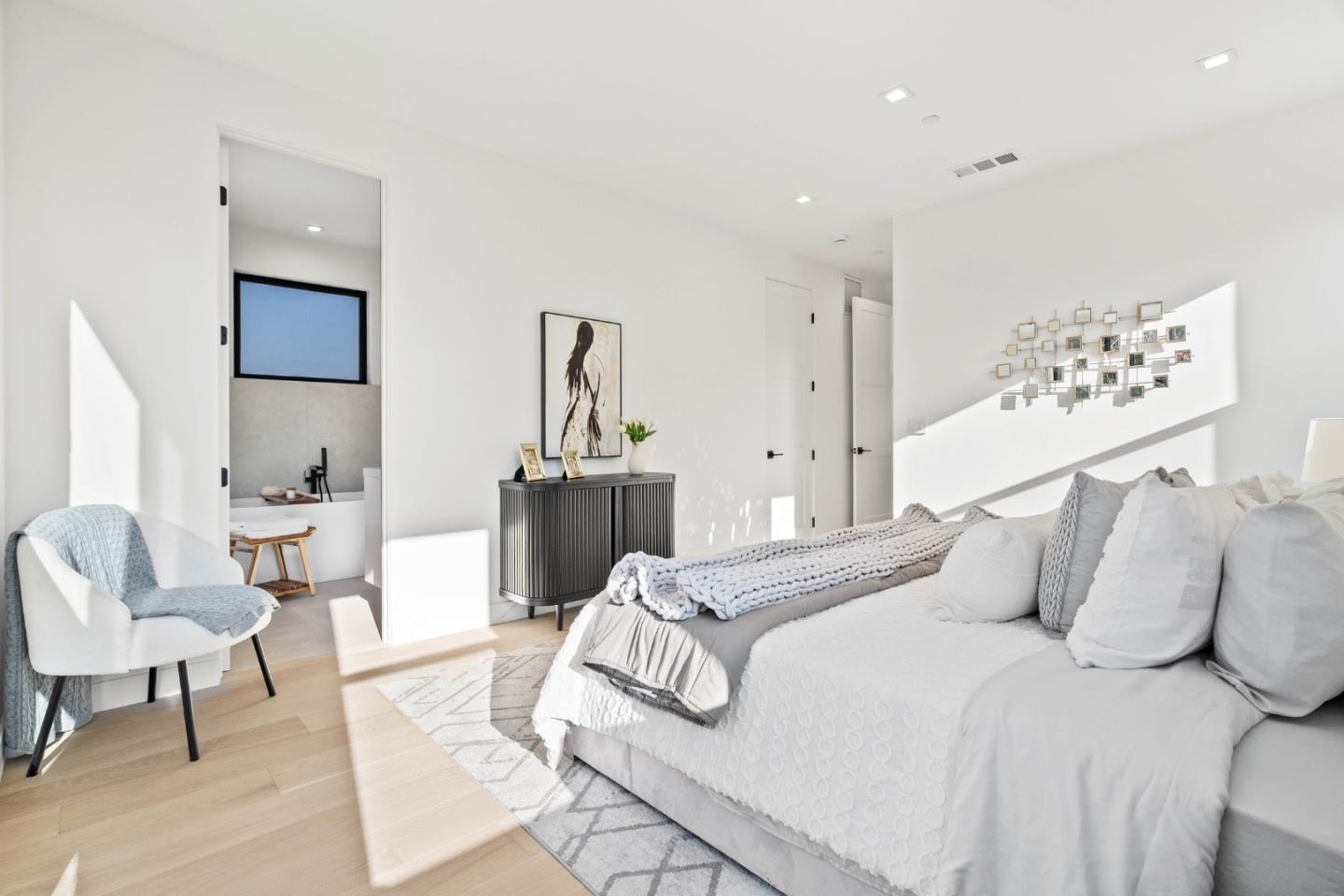 Detail Gallery Image 32 of 69 For 700 Farley St, Mountain View,  CA 94043 - 6 Beds | 6/1 Baths