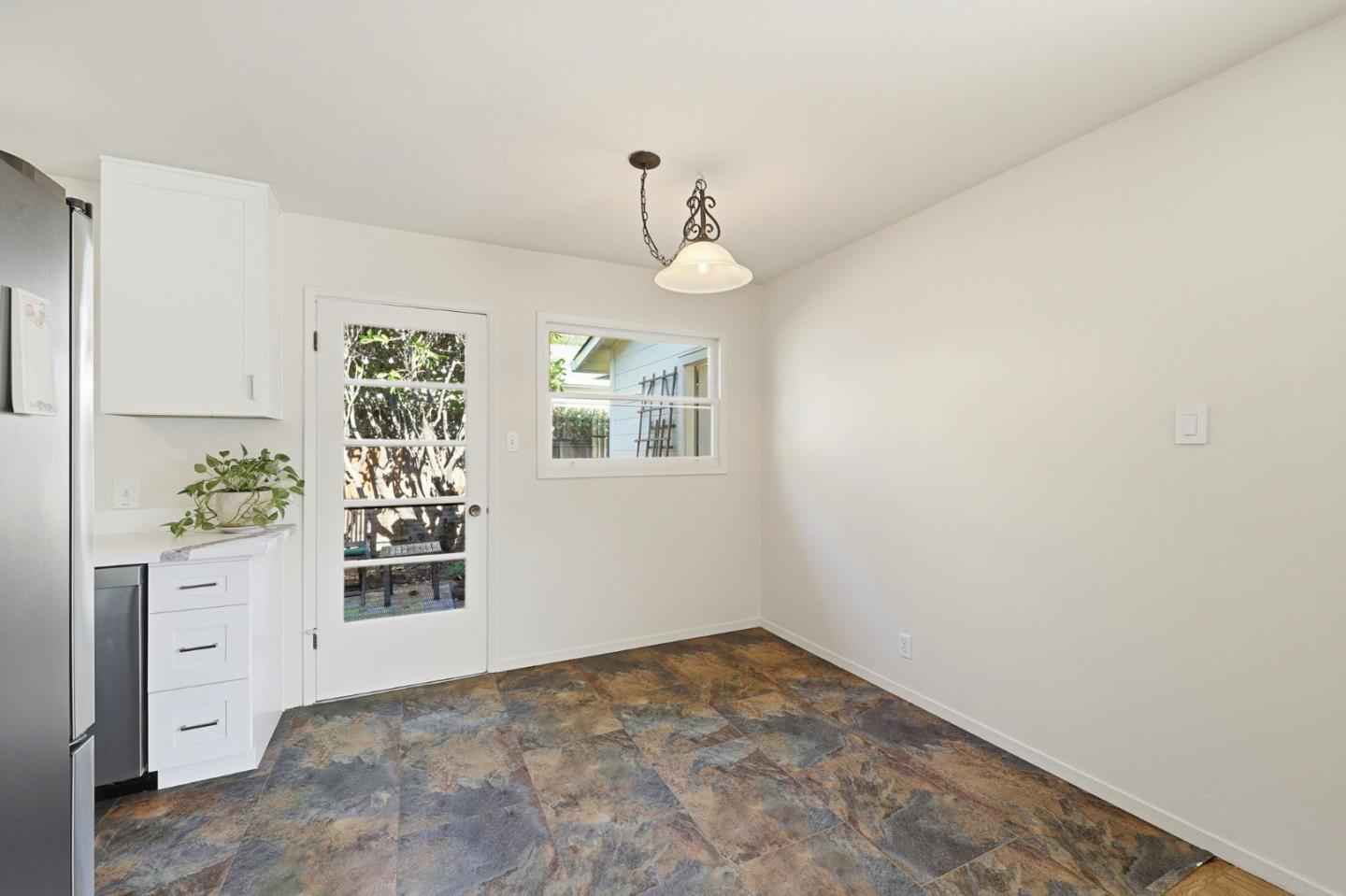 Detail Gallery Image 3 of 23 For 429 Pope St, Menlo Park,  CA 94025 - 3 Beds | 1/1 Baths