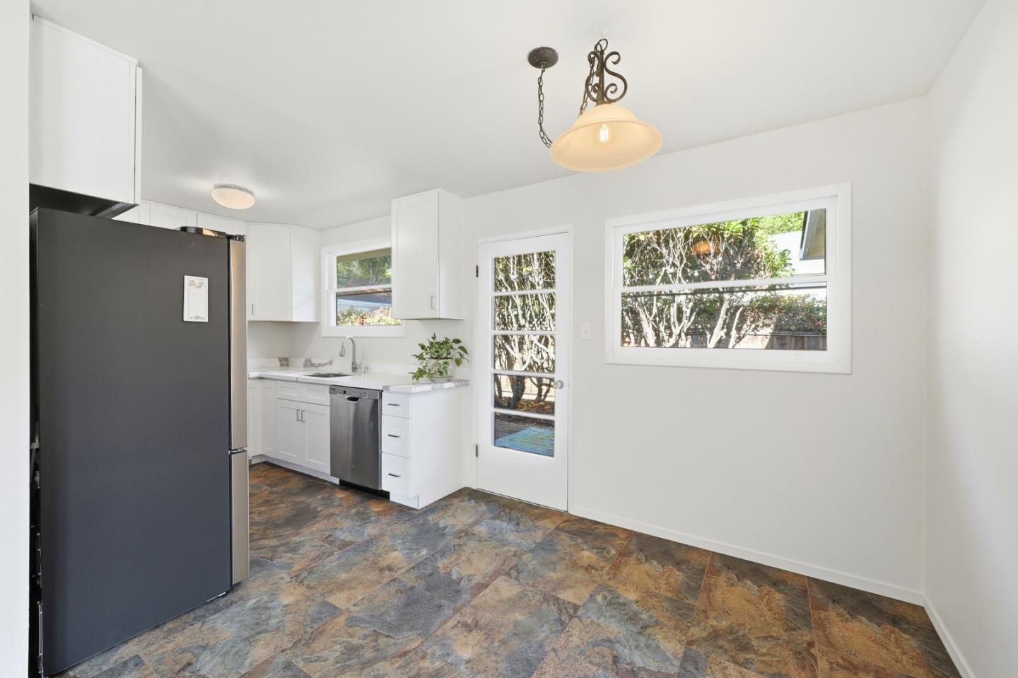 Detail Gallery Image 4 of 23 For 429 Pope St, Menlo Park,  CA 94025 - 3 Beds | 1/1 Baths