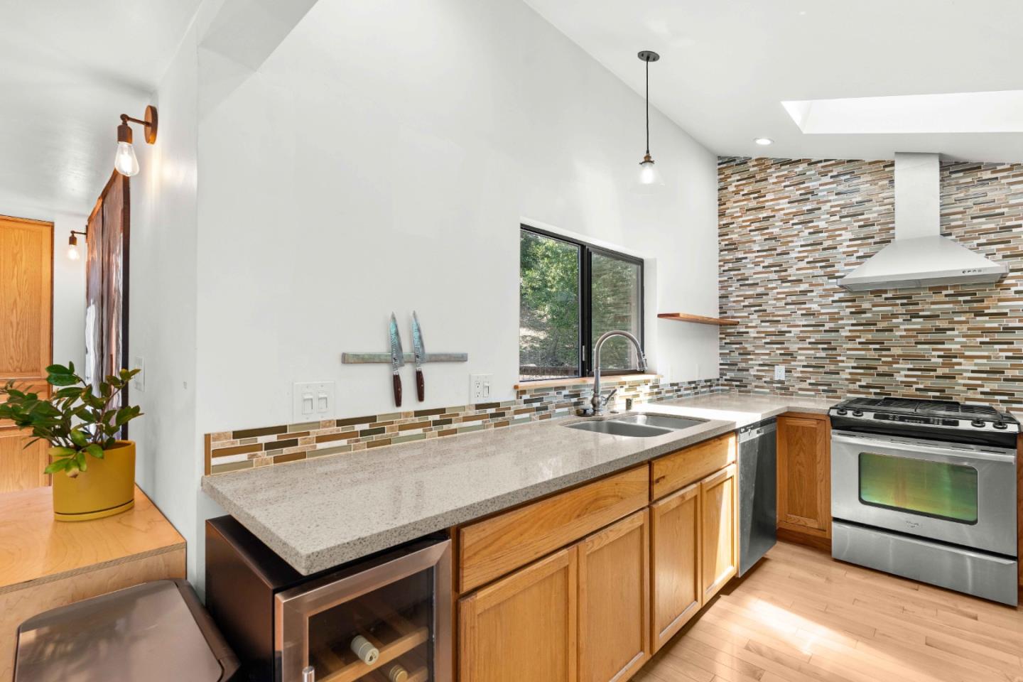 Detail Gallery Image 14 of 41 For 19060 Laurel Dr, Los Gatos,  CA 95033 - 2 Beds | 2/1 Baths