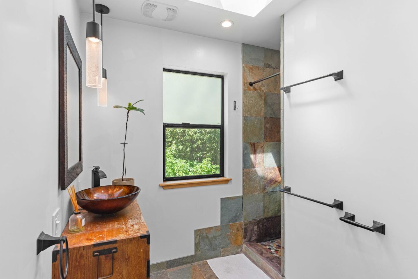 Detail Gallery Image 18 of 41 For 19060 Laurel Dr, Los Gatos,  CA 95033 - 2 Beds | 2/1 Baths