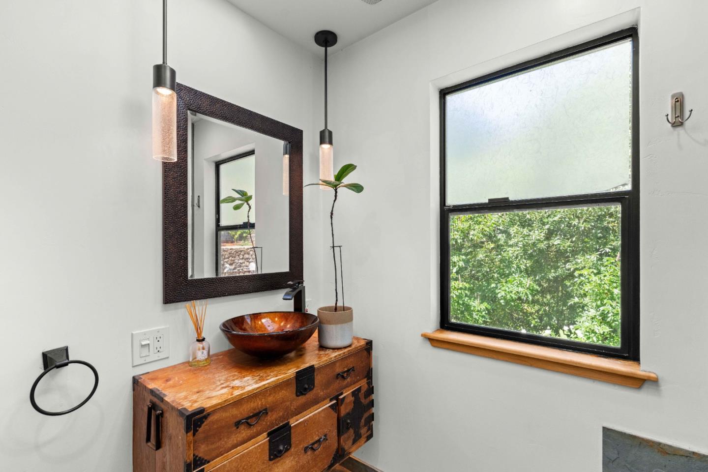 Detail Gallery Image 19 of 41 For 19060 Laurel Dr, Los Gatos,  CA 95033 - 2 Beds | 2/1 Baths