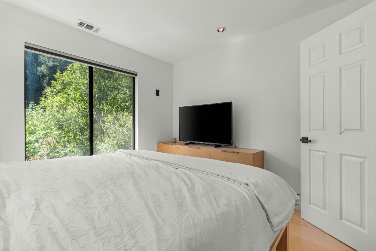 Detail Gallery Image 21 of 41 For 19060 Laurel Dr, Los Gatos,  CA 95033 - 2 Beds | 2/1 Baths