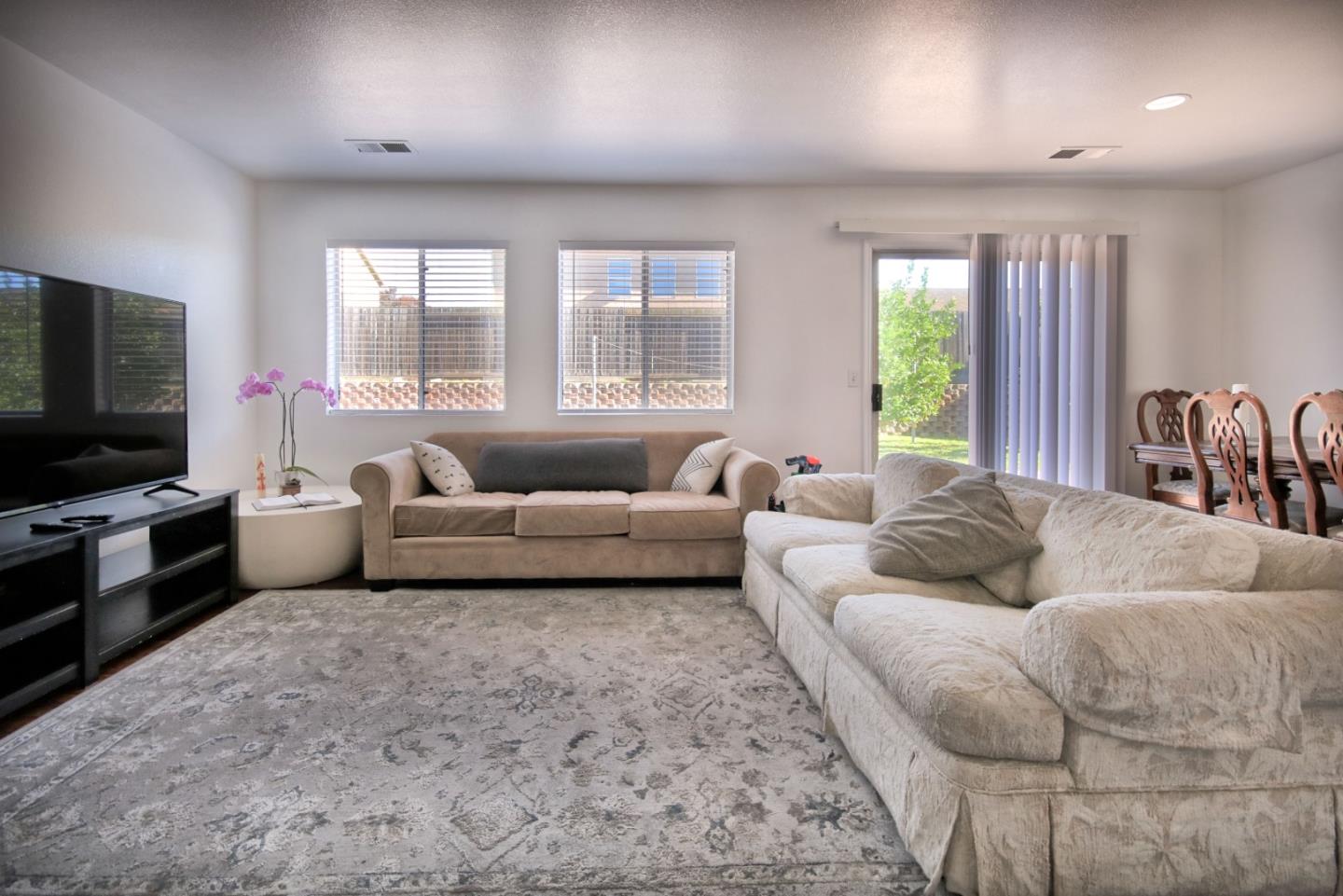 Detail Gallery Image 3 of 13 For 1064 Madrid St, Soledad,  CA 93960 - 4 Beds | 2 Baths