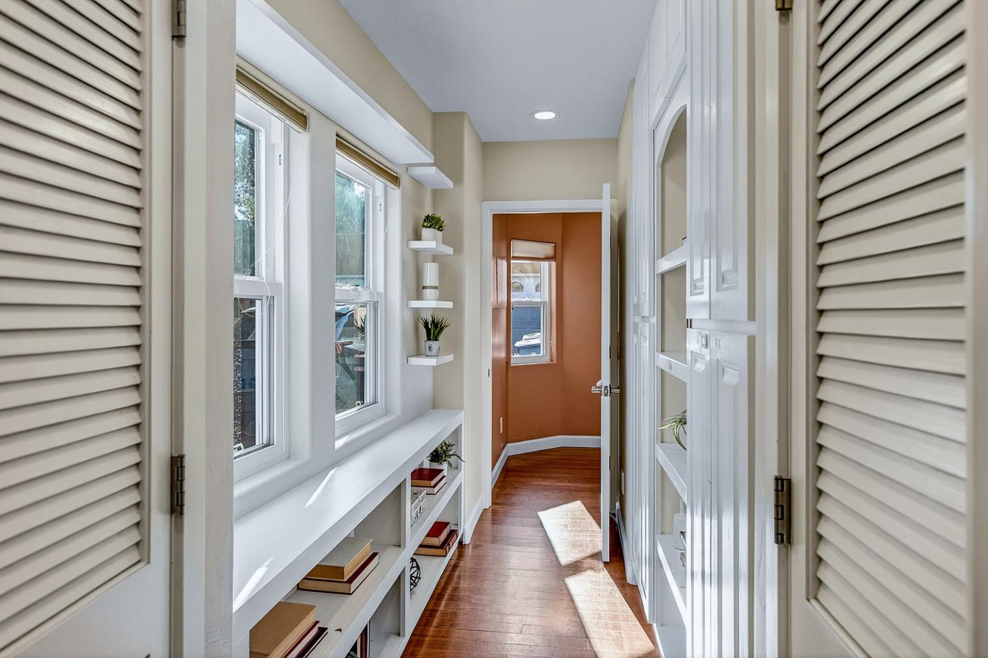 Detail Gallery Image 10 of 22 For 2100 Oberlin St, Palo Alto,  CA 94306 - 3 Beds | 2 Baths