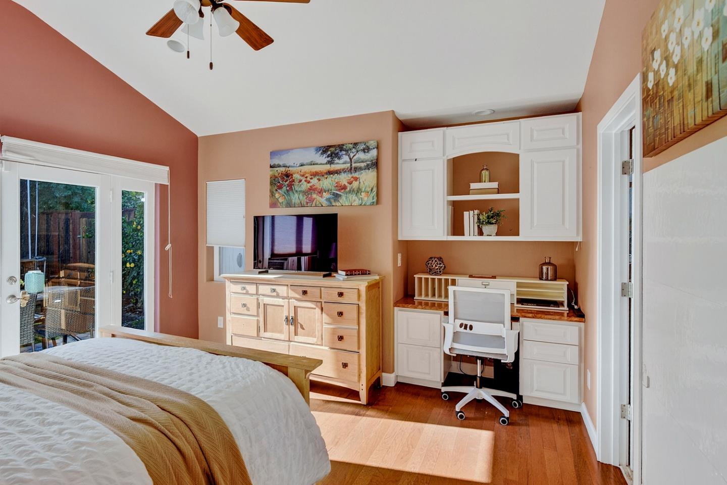 Detail Gallery Image 11 of 22 For 2100 Oberlin St, Palo Alto,  CA 94306 - 3 Beds | 2 Baths