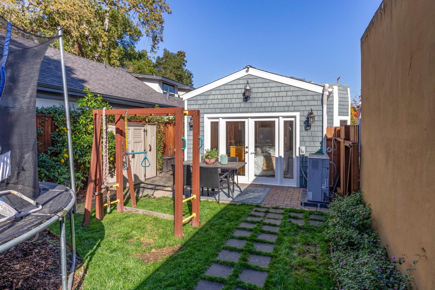 Detail Gallery Image 18 of 22 For 2100 Oberlin St, Palo Alto,  CA 94306 - 3 Beds | 2 Baths