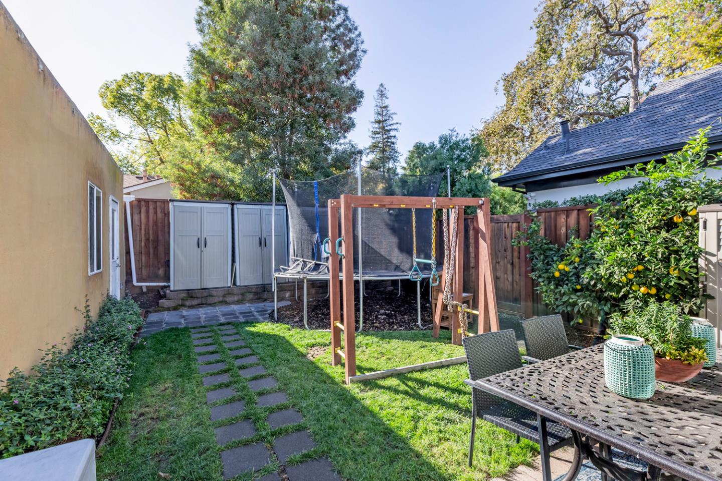 Detail Gallery Image 19 of 22 For 2100 Oberlin St, Palo Alto,  CA 94306 - 3 Beds | 2 Baths