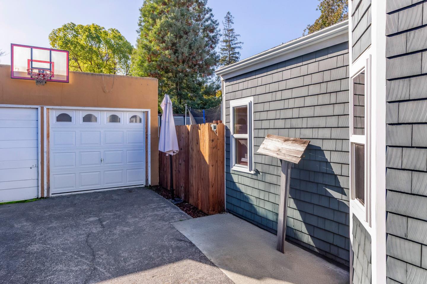 Detail Gallery Image 20 of 22 For 2100 Oberlin St, Palo Alto,  CA 94306 - 3 Beds | 2 Baths