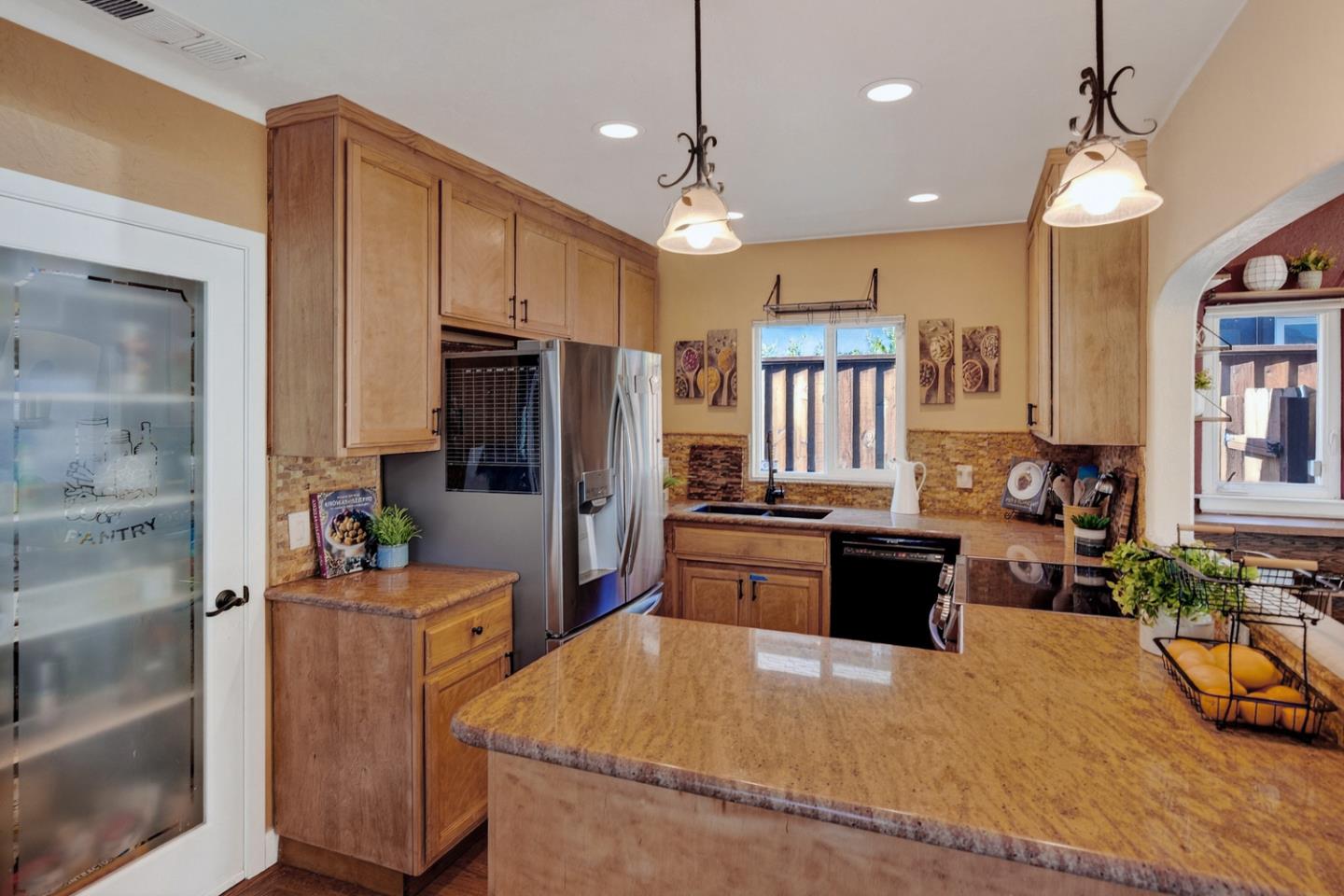 Detail Gallery Image 5 of 22 For 2100 Oberlin St, Palo Alto,  CA 94306 - 3 Beds | 2 Baths