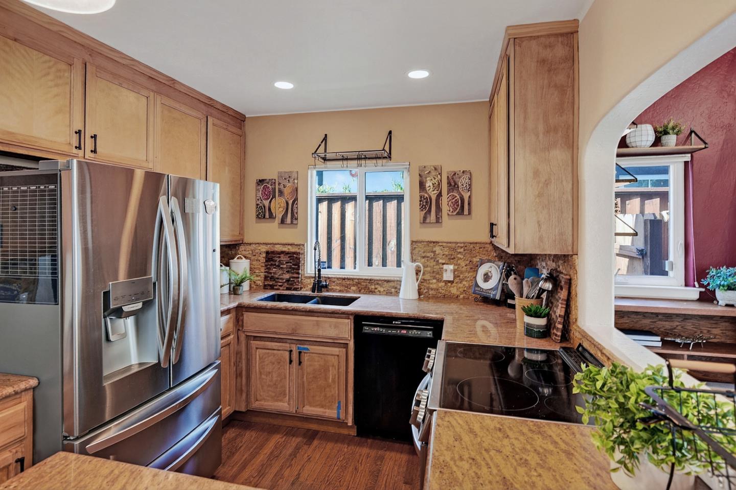 Detail Gallery Image 6 of 22 For 2100 Oberlin St, Palo Alto,  CA 94306 - 3 Beds | 2 Baths