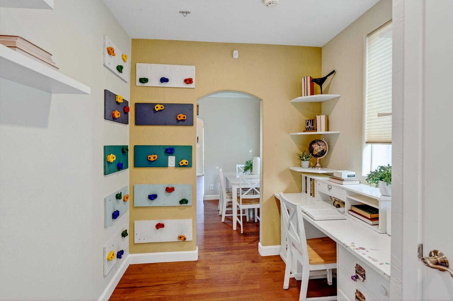 Detail Gallery Image 9 of 22 For 2100 Oberlin St, Palo Alto,  CA 94306 - 3 Beds | 2 Baths