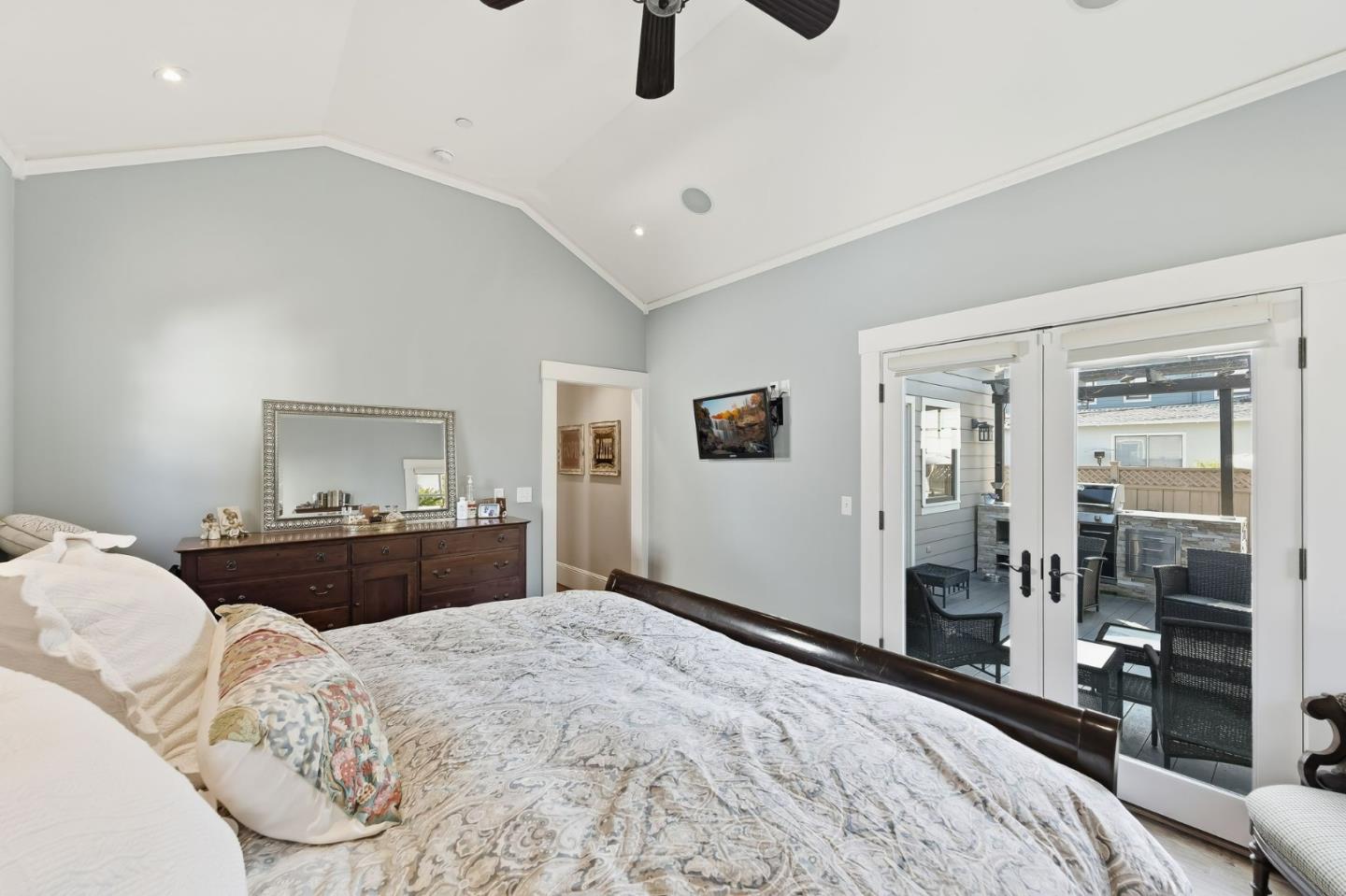 Detail Gallery Image 17 of 32 For 1212 Mills Ave, Burlingame,  CA 94010 - 4 Beds | 3 Baths