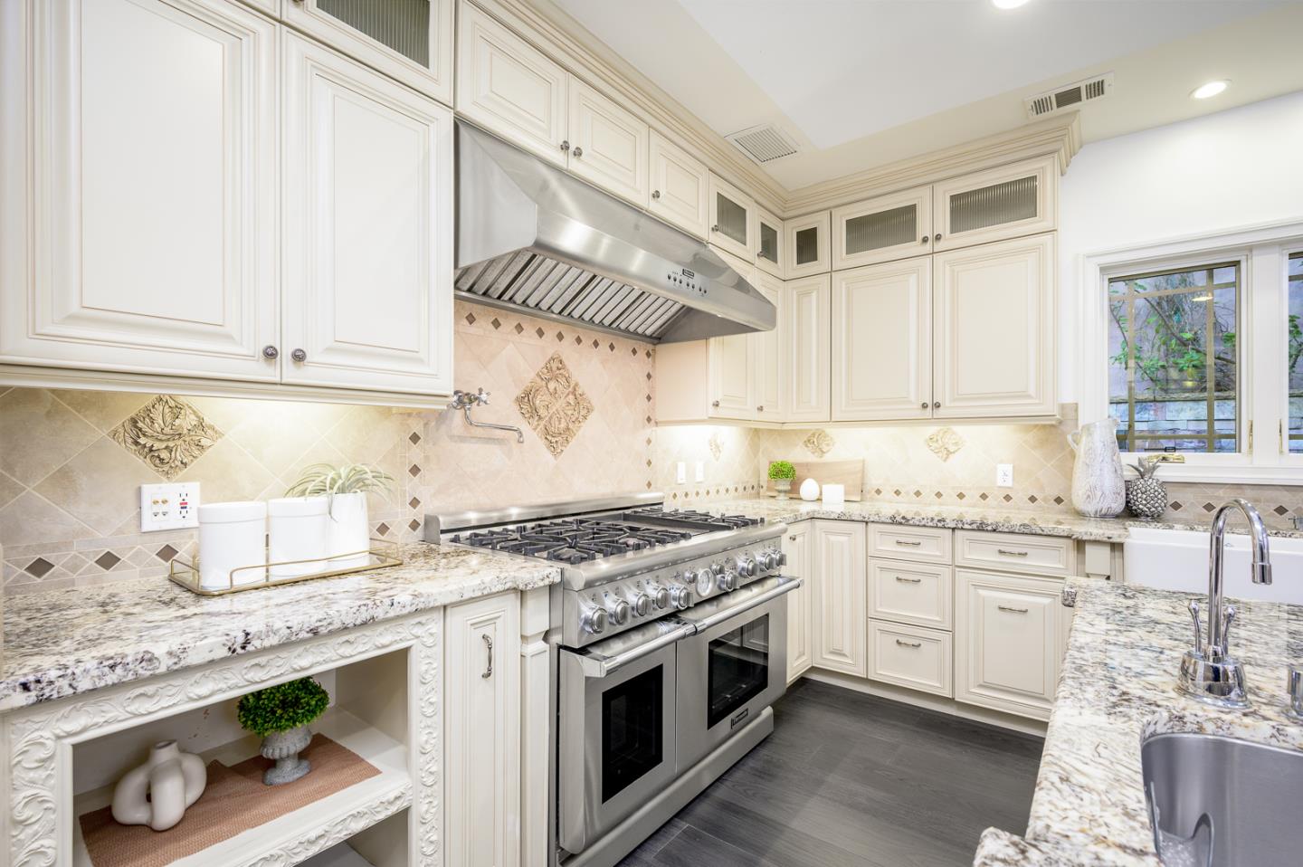 Detail Gallery Image 25 of 57 For 780 S El Monte Ave, Los Altos,  CA 94022 - 5 Beds | 4/2 Baths