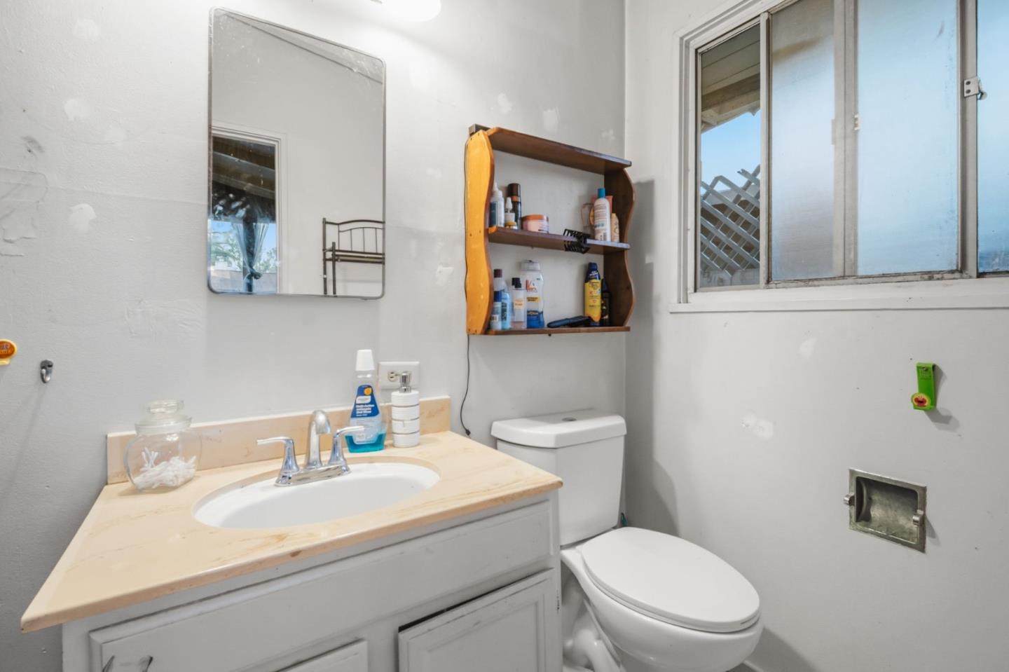 Detail Gallery Image 12 of 42 For 108 Gardenia Dr, Salinas,  CA 93906 - 3 Beds | 2 Baths