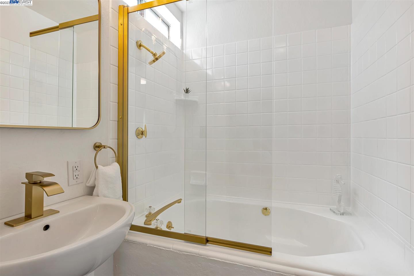 Detail Gallery Image 13 of 18 For 2260 Romey Ln, Hayward,  CA 94541 - 2 Beds | 2 Baths