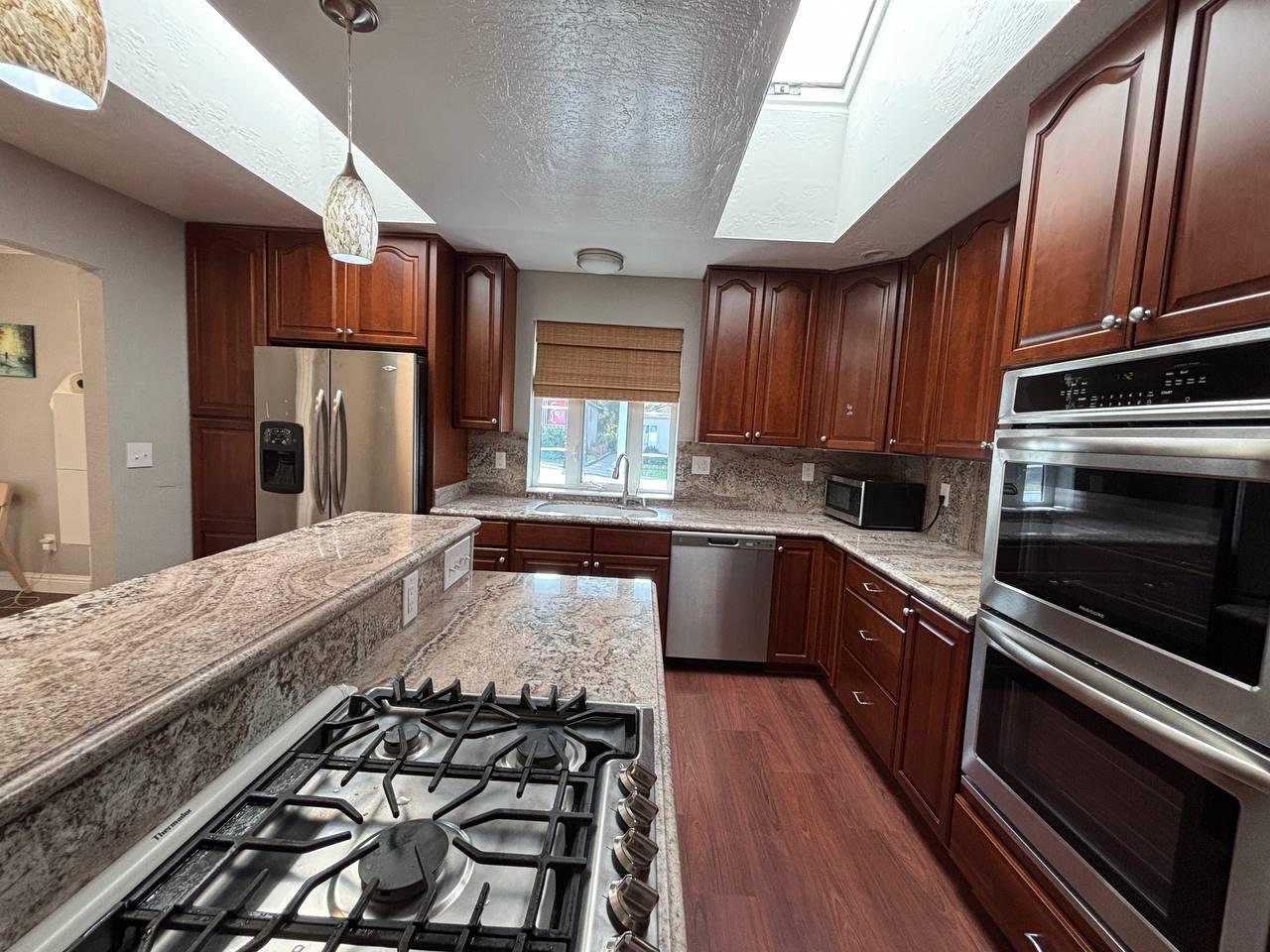 Detail Gallery Image 2 of 10 For 2260 Romey Ln, Hayward,  CA 94541 - 2 Beds | 2 Baths