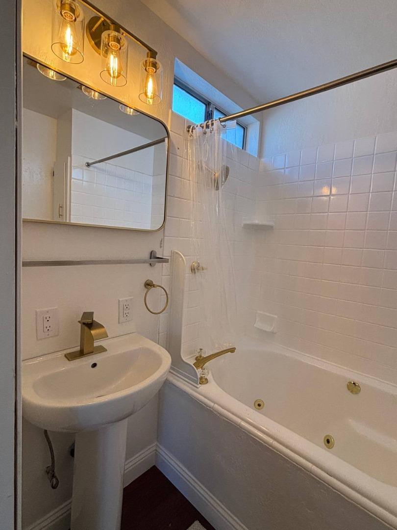 Detail Gallery Image 6 of 10 For 2260 Romey Ln, Hayward,  CA 94541 - 2 Beds | 2 Baths