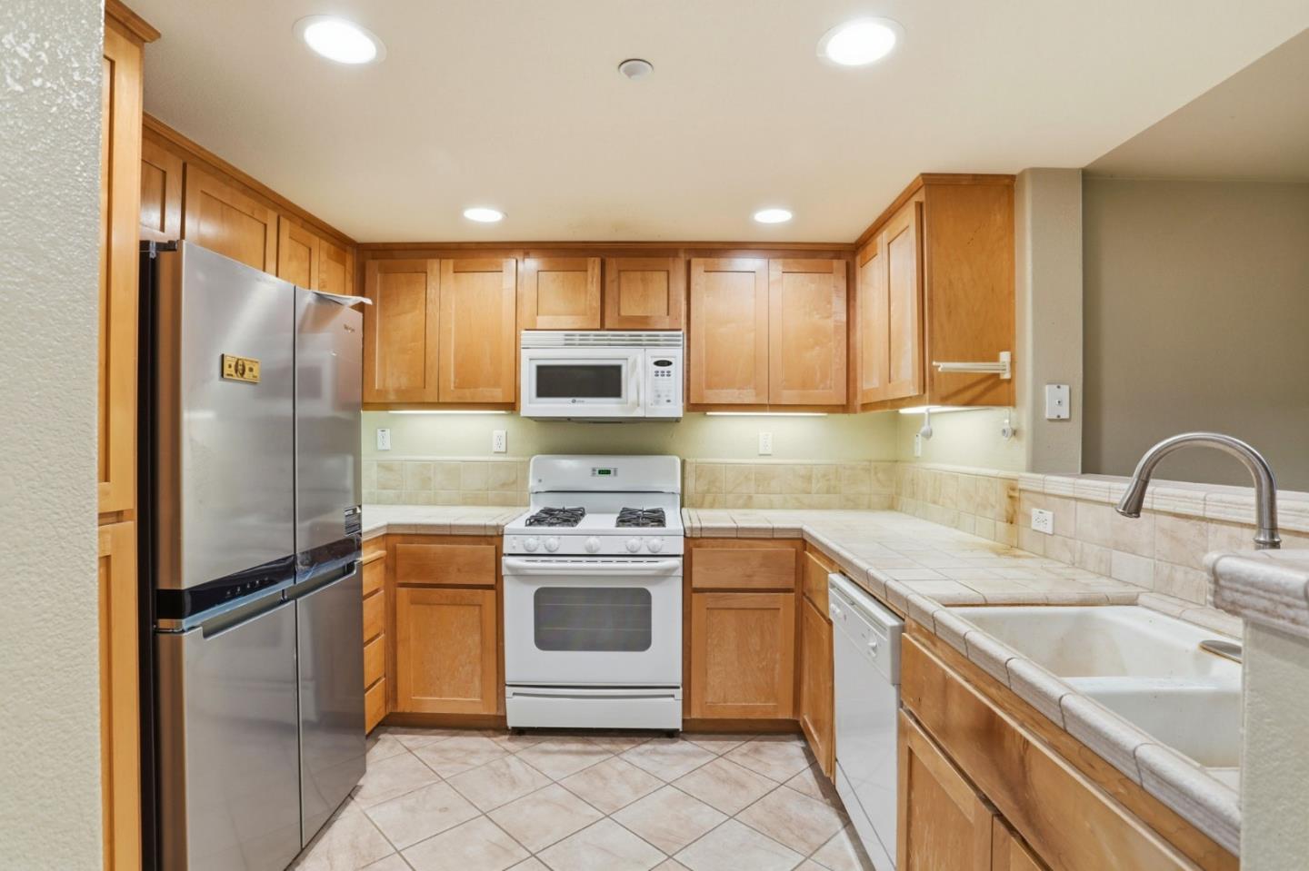 Detail Gallery Image 4 of 21 For 1418 Allegado Aly, San Jose,  CA 95128 - 3 Beds | 2 Baths