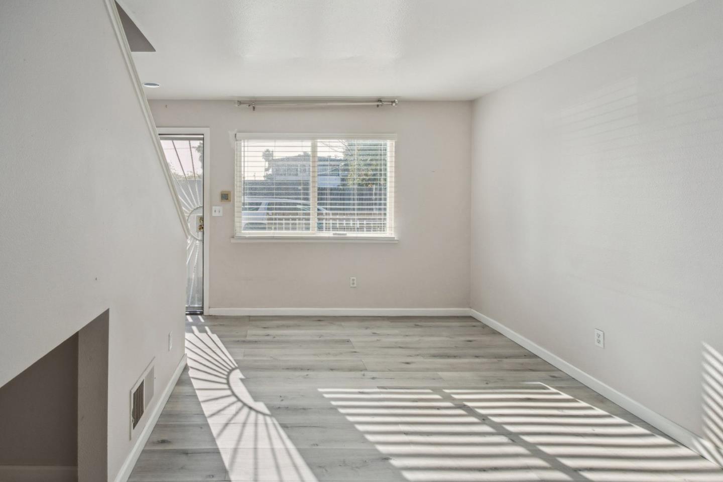 Detail Gallery Image 4 of 11 For 5205 Foothill Blvd #10,  Oakland,  CA 94601 - 3 Beds | 1/1 Baths