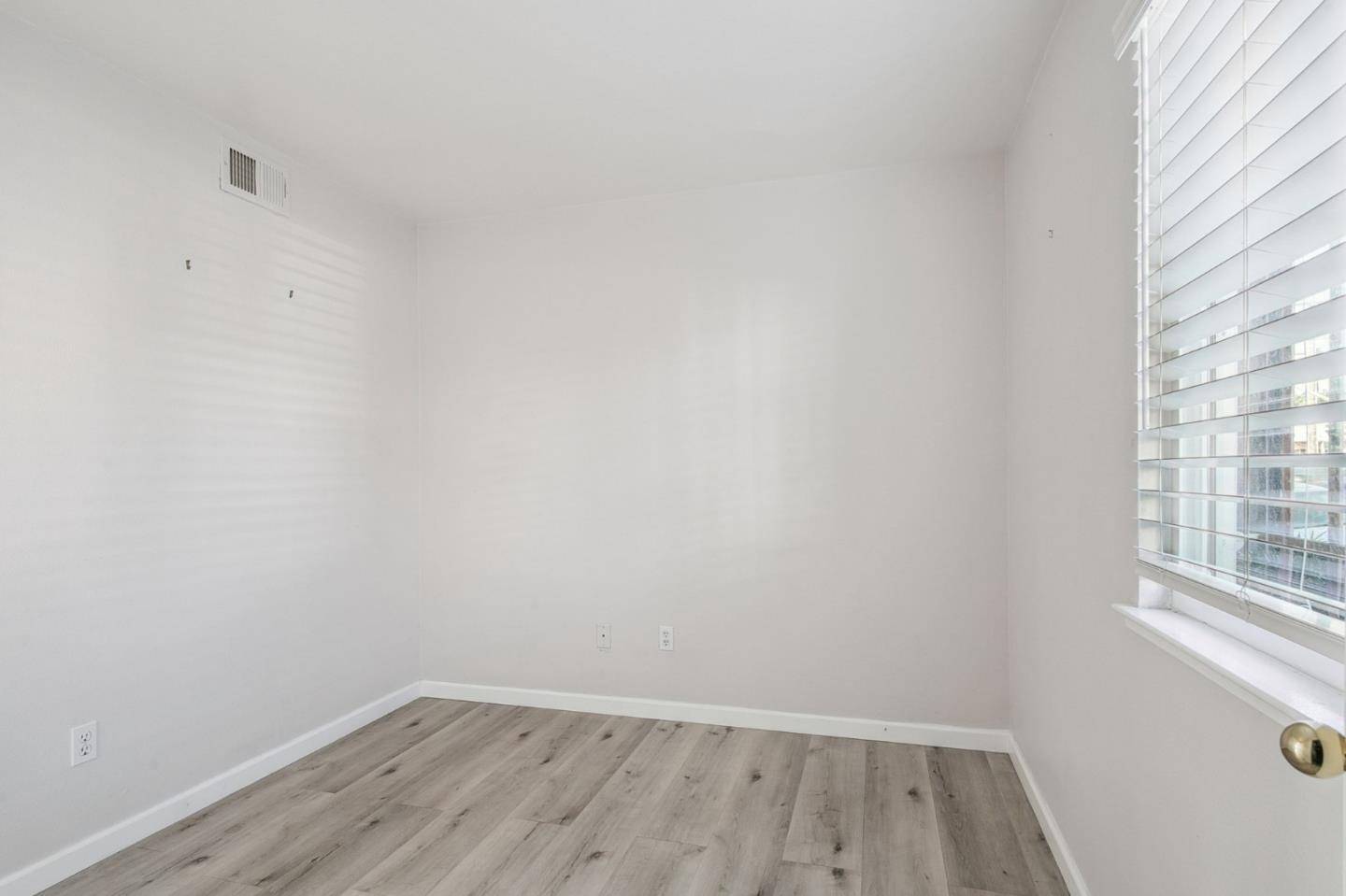 Detail Gallery Image 8 of 11 For 5205 Foothill Blvd #10,  Oakland,  CA 94601 - 3 Beds | 1/1 Baths
