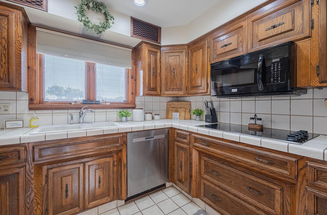 Detail Gallery Image 11 of 64 For 1527 Atherton Way, Salinas,  CA 93906 - 4 Beds | 3 Baths