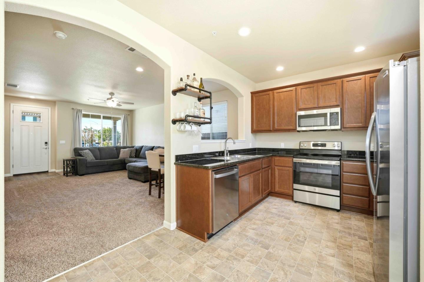 Detail Gallery Image 6 of 29 For 452 Liberty Ct, Soledad,  CA 93960 - 4 Beds | 2/1 Baths
