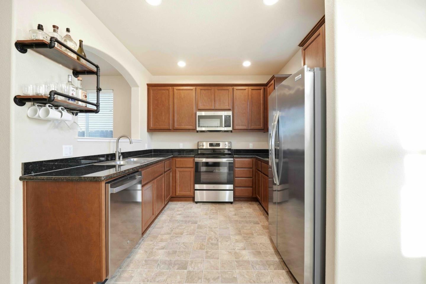 Detail Gallery Image 7 of 29 For 452 Liberty Ct, Soledad,  CA 93960 - 4 Beds | 2/1 Baths