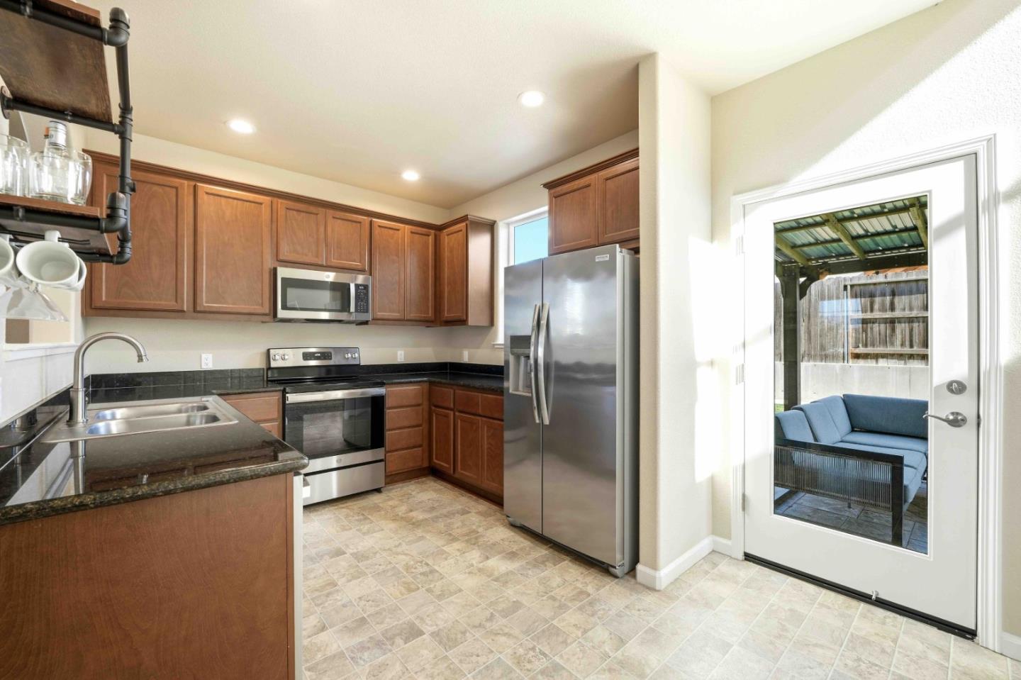 Detail Gallery Image 8 of 29 For 452 Liberty Ct, Soledad,  CA 93960 - 4 Beds | 2/1 Baths