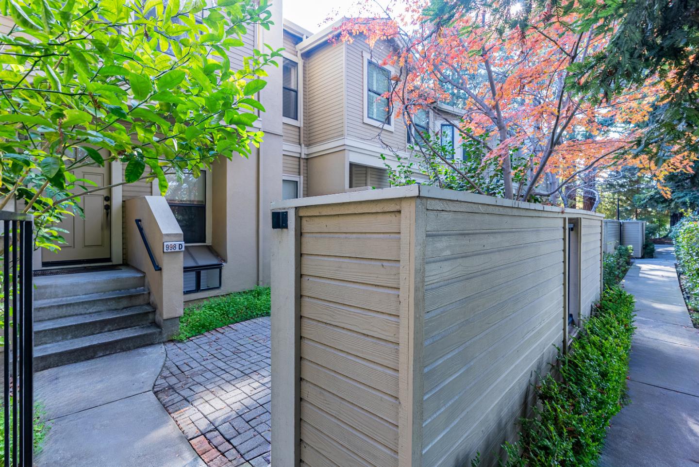 Detail Gallery Image 2 of 15 For 998 La Mesa Ter #D,  Sunnyvale,  CA 94086 - 3 Beds | 3 Baths