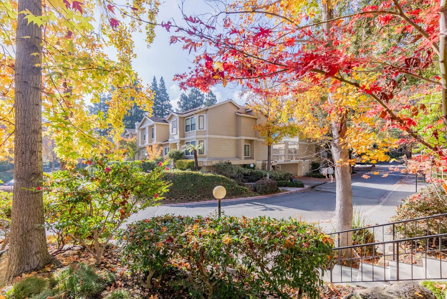 Detail Gallery Image 5 of 15 For 998 La Mesa Ter #D,  Sunnyvale,  CA 94086 - 3 Beds | 3 Baths