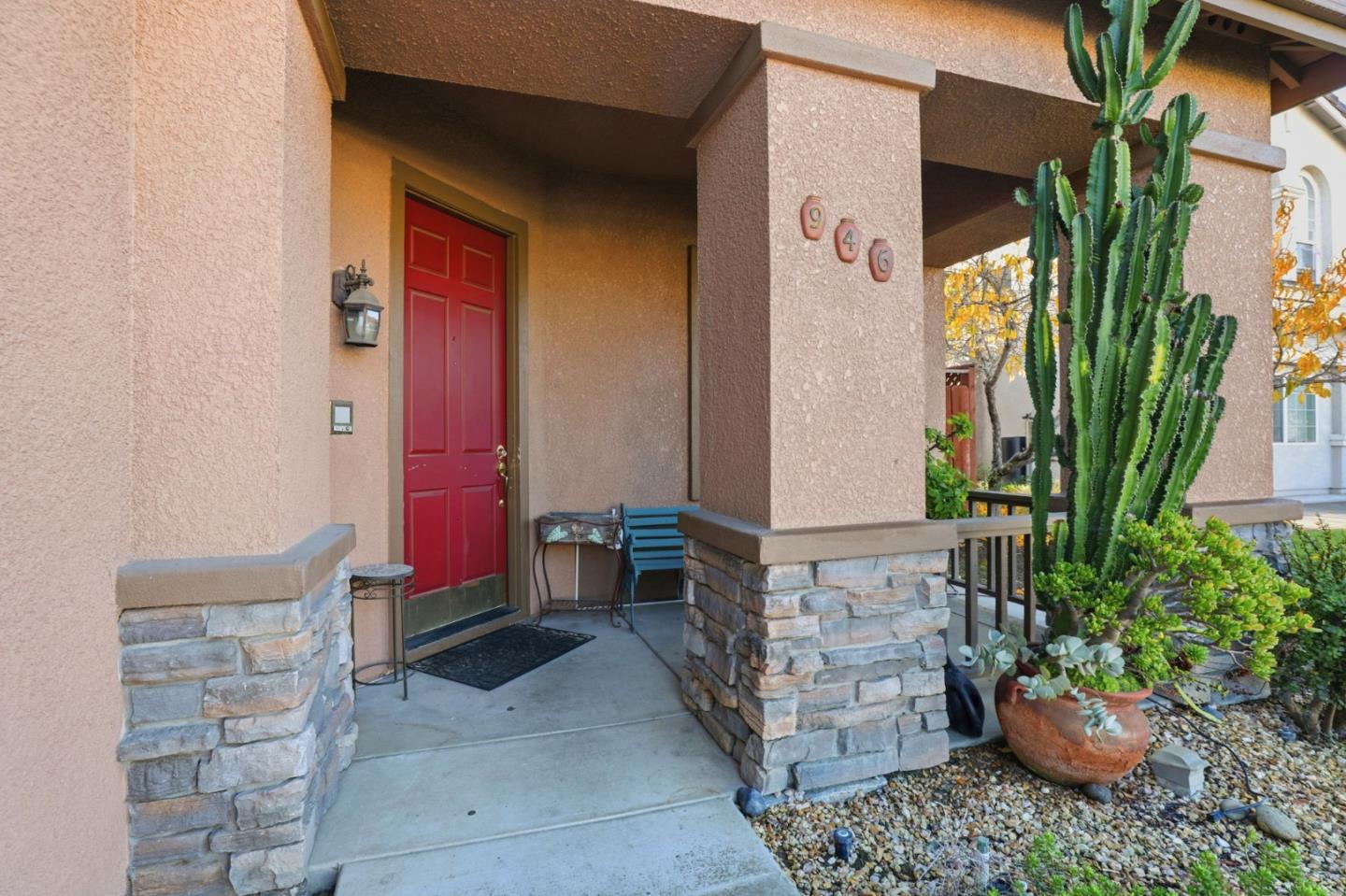 Detail Gallery Image 3 of 22 For 946 Martiri Ct, Gilroy,  CA 95020 - 5 Beds | 3 Baths