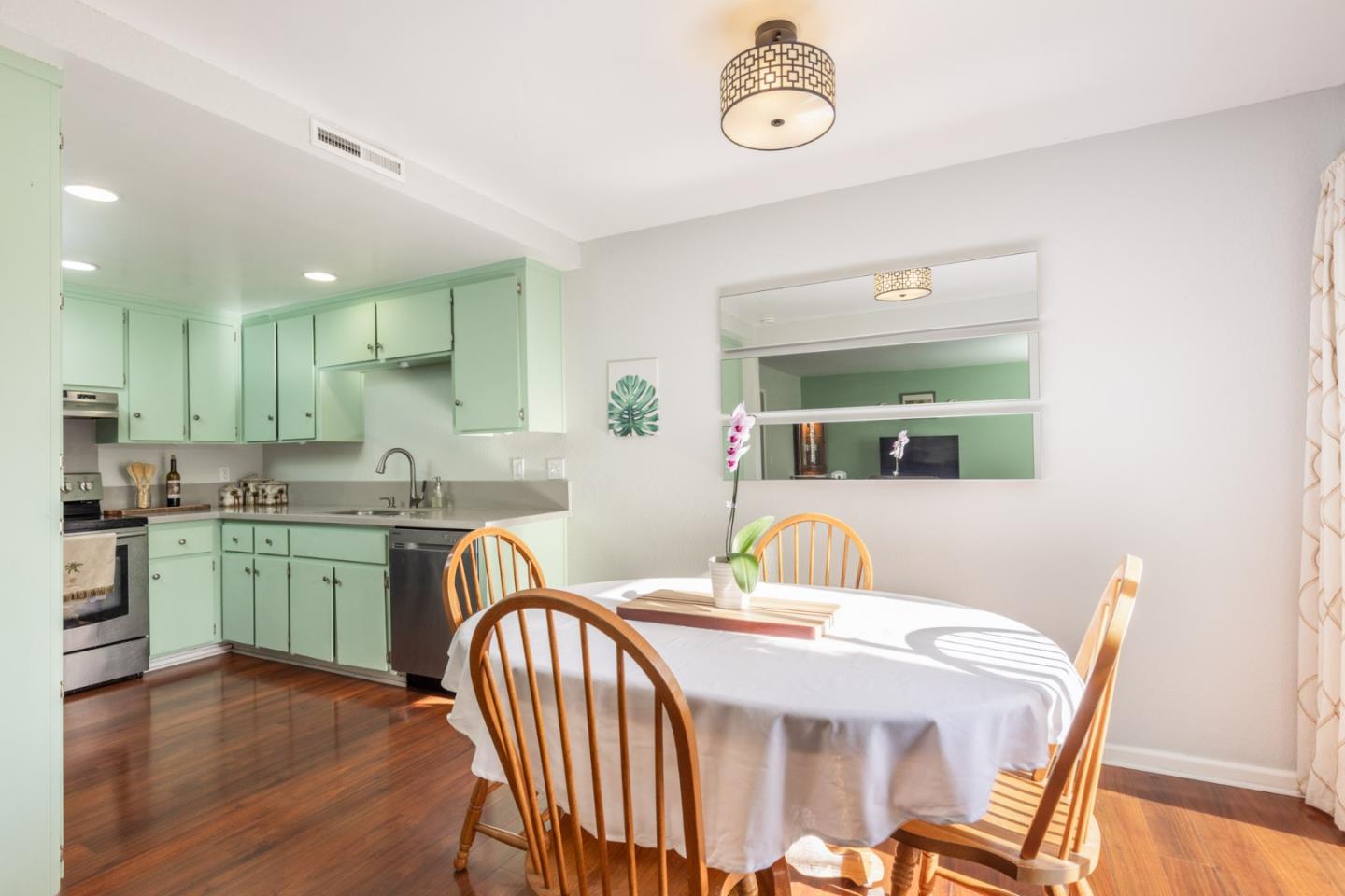 Detail Gallery Image 5 of 15 For 1883 Cherokee Dr #3,  Salinas,  CA 93906 - 3 Beds | 1/1 Baths