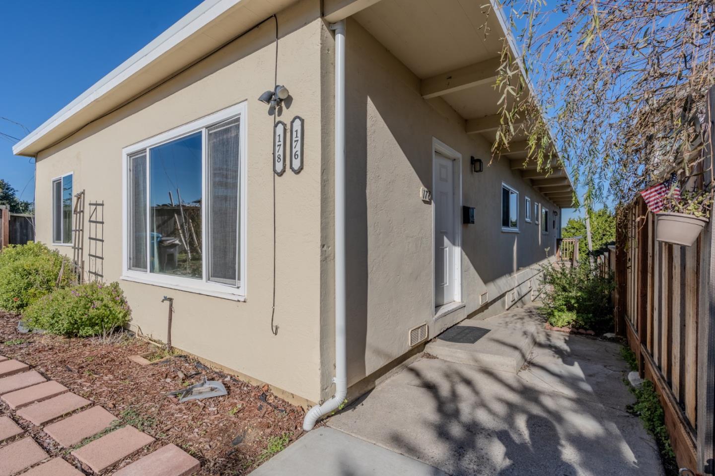 Detail Gallery Image 2 of 14 For 178 Montecito Ave, Pacifica,  CA 94044 - 2 Beds | 1 Baths