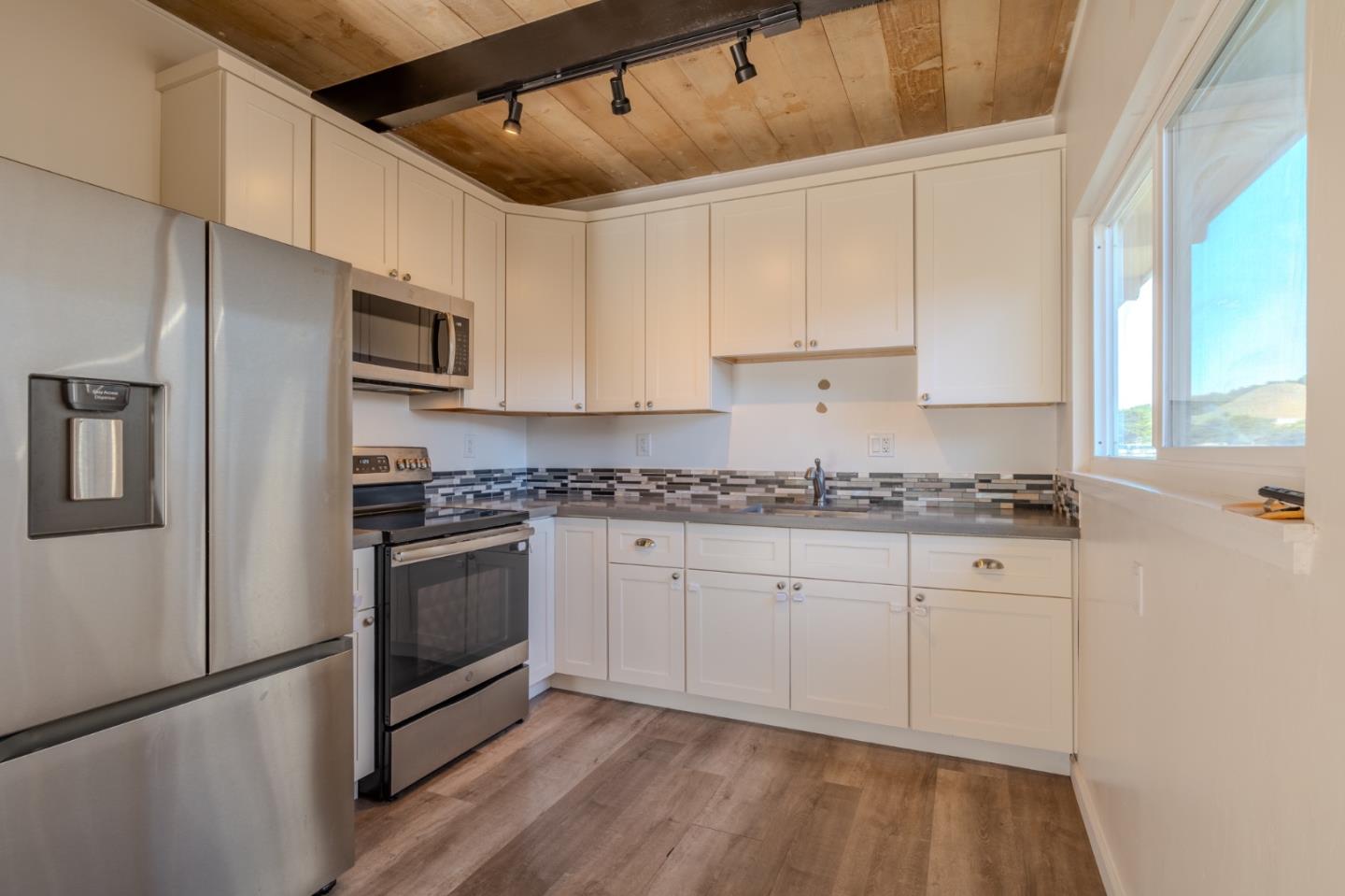 Detail Gallery Image 6 of 14 For 178 Montecito Ave, Pacifica,  CA 94044 - 2 Beds | 1 Baths