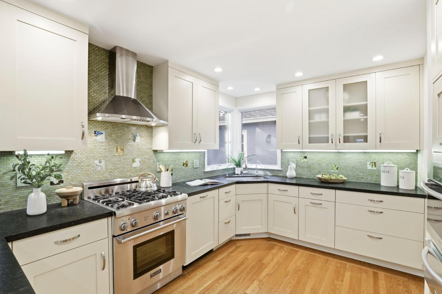 Detail Gallery Image 14 of 35 For 145 Cornell Rd, Menlo Park,  CA 94025 - 4 Beds | 3 Baths