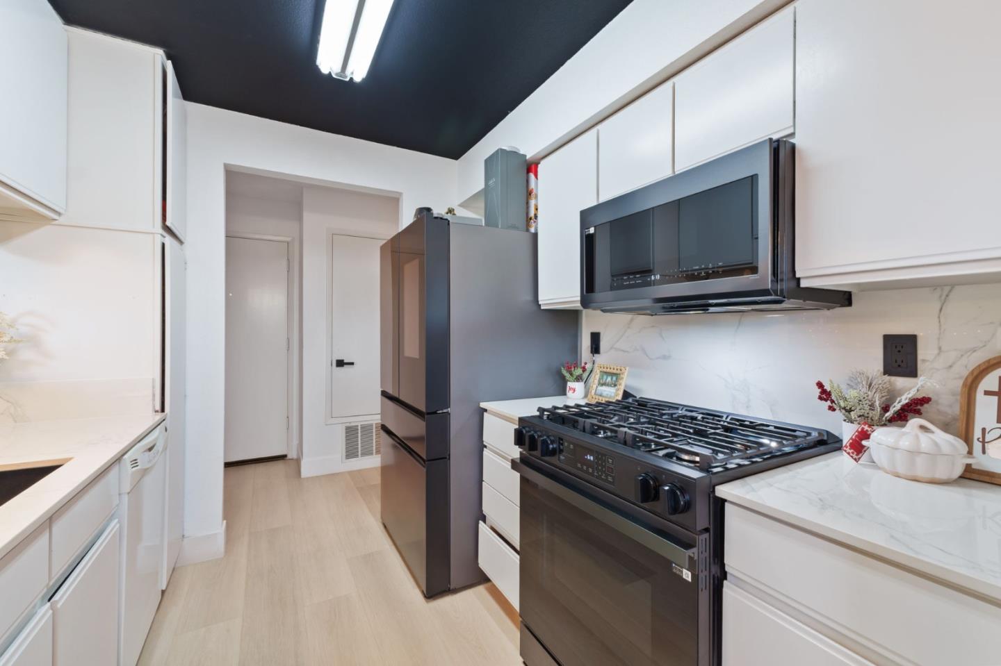 Detail Gallery Image 11 of 22 For 2422 N Main St #F,  Salinas,  CA 93906 - 2 Beds | 2 Baths