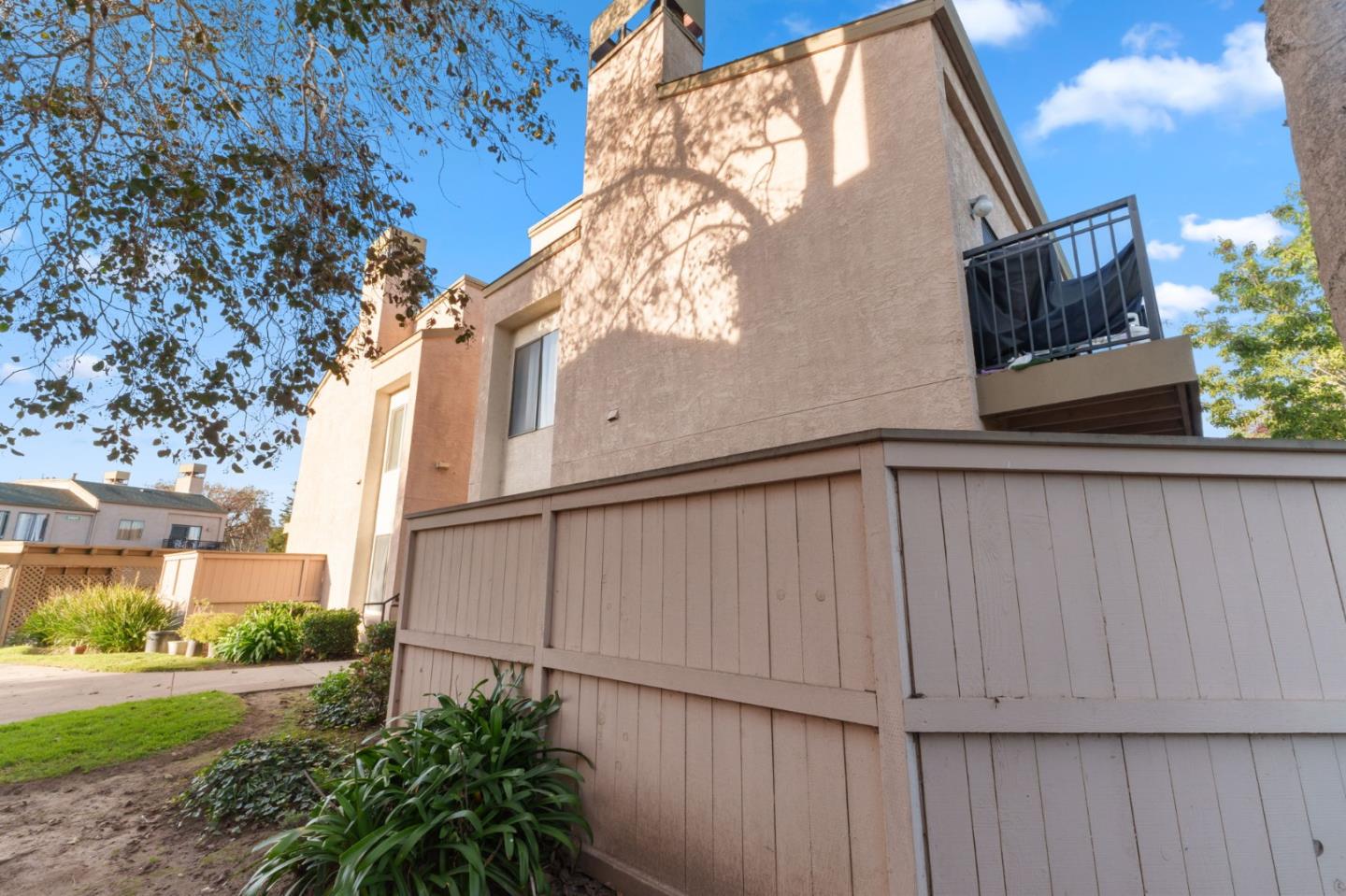 Detail Gallery Image 4 of 22 For 2422 N Main St #F,  Salinas,  CA 93906 - 2 Beds | 2 Baths