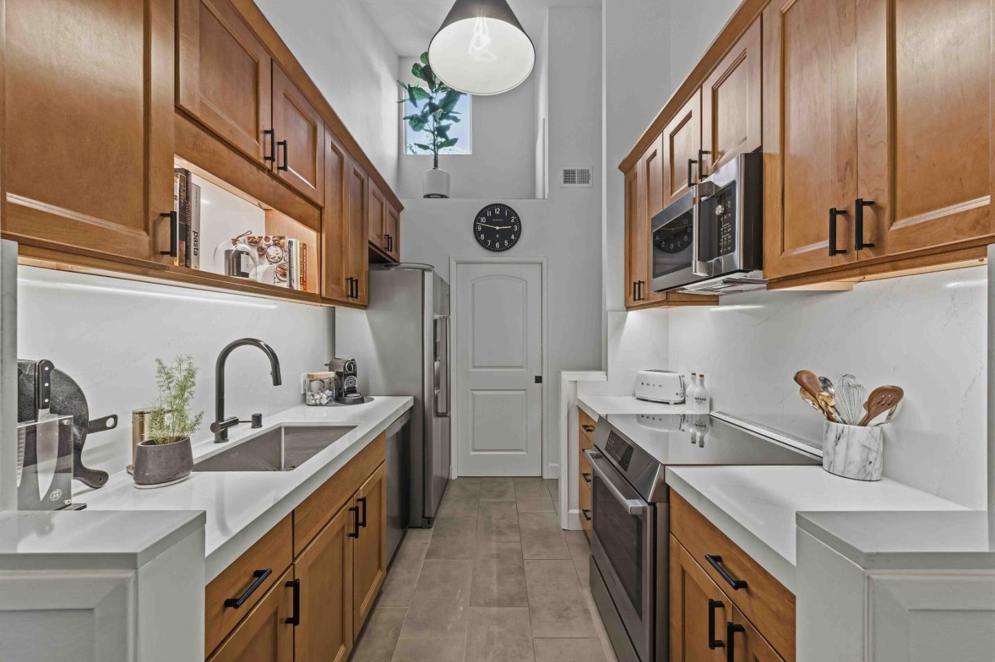 Detail Gallery Image 2 of 35 For 1115 Crestview Dr #2,  San Carlos,  CA 94070 - 2 Beds | 2 Baths