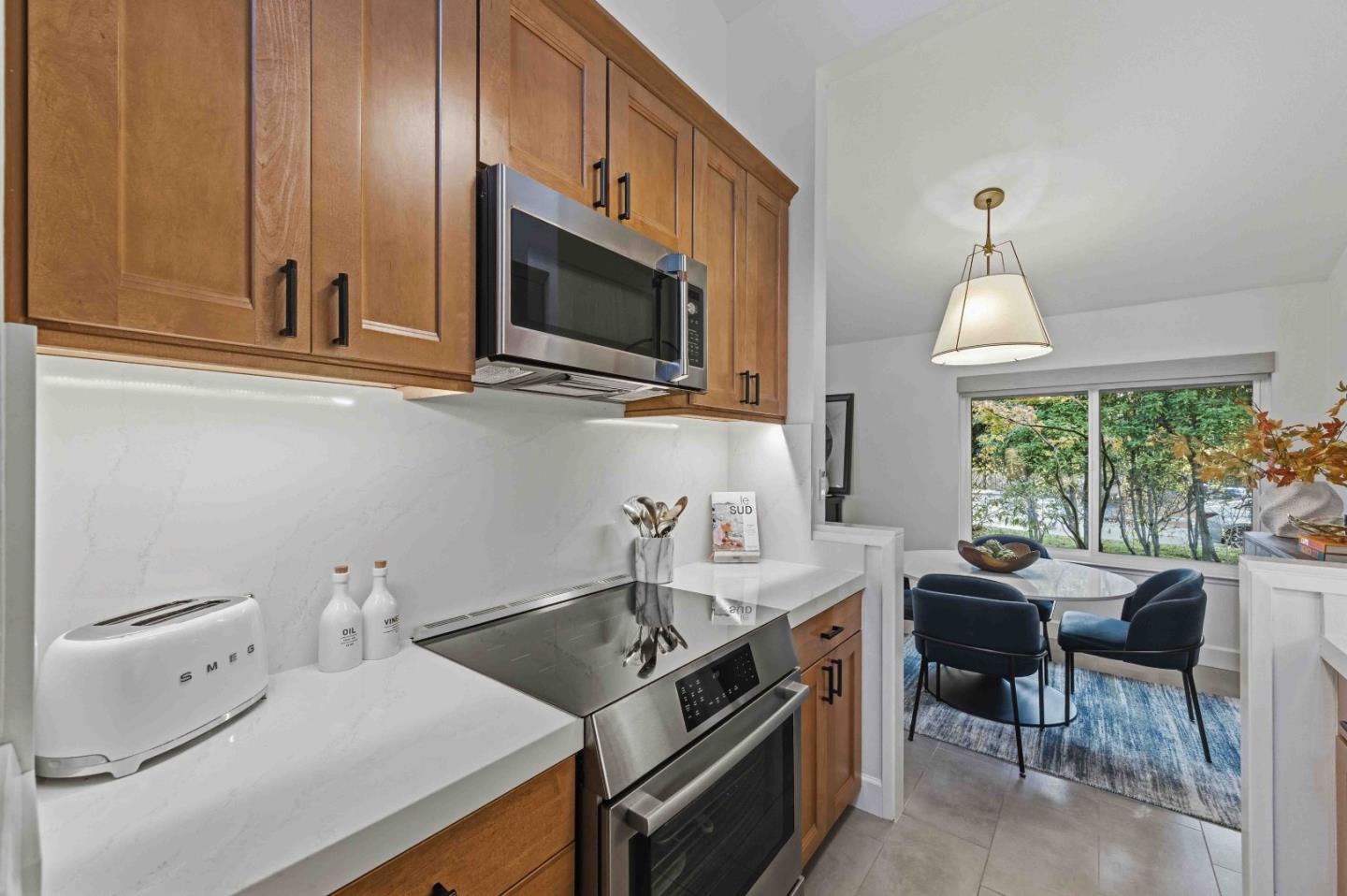 Detail Gallery Image 5 of 35 For 1115 Crestview Dr #2,  San Carlos,  CA 94070 - 2 Beds | 2 Baths