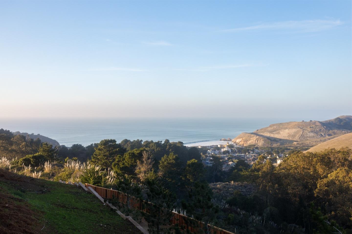 Detail Gallery Image 3 of 37 For 821 Fassler Ave, Pacifica,  CA 94044 - 3 Beds | 2/1 Baths