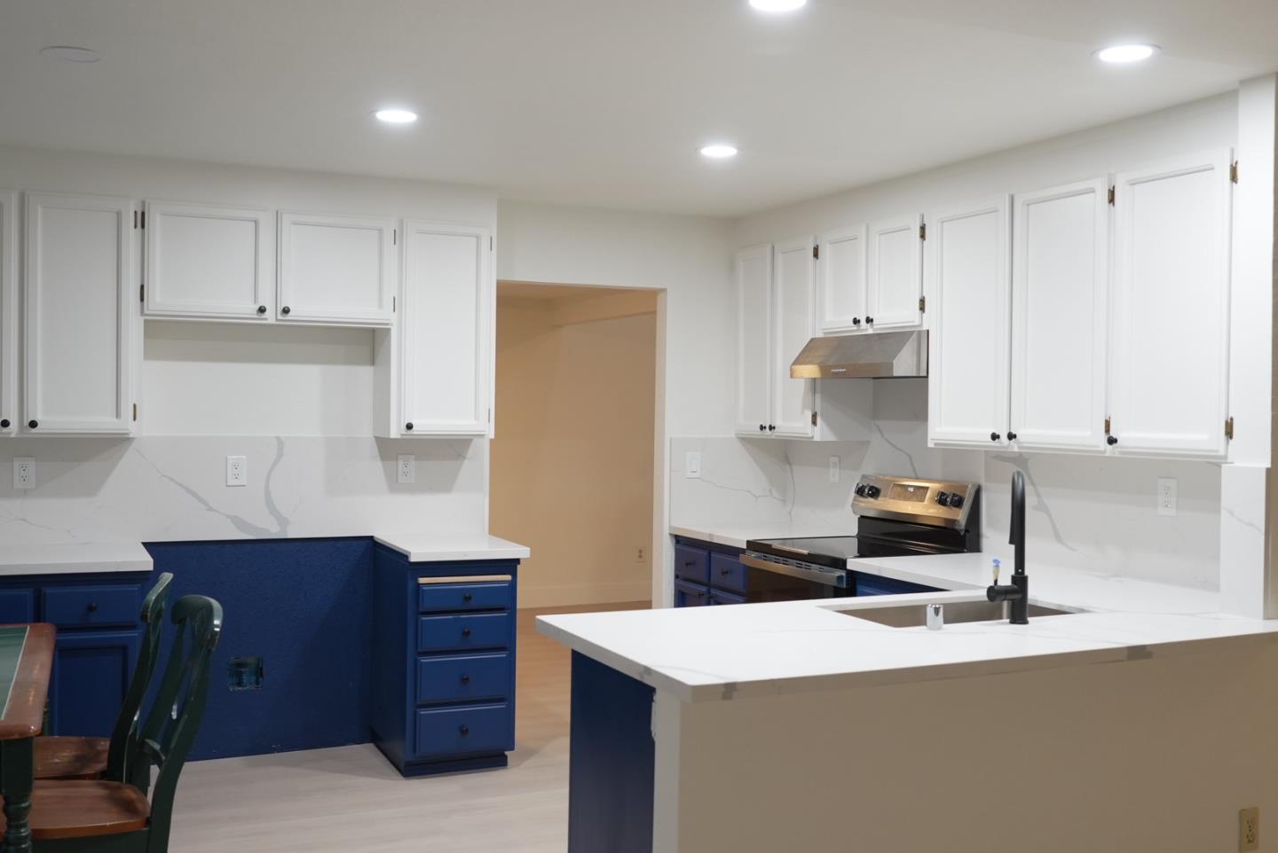 Detail Gallery Image 2 of 15 For 136 Olympic Dr, Vallejo,  CA 94589 - 4 Beds | 2/1 Baths