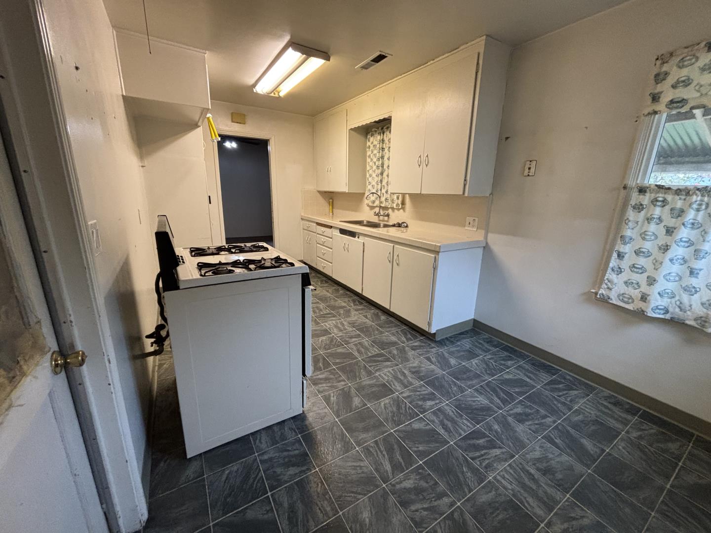 Detail Gallery Image 7 of 12 For 1441 W 20th St, Merced,  CA 95340 - 2 Beds | 1 Baths