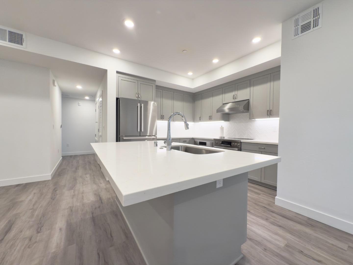 Detail Gallery Image 8 of 31 For 1303 Besra Ter #7,  Sunnyvale,  CA 94087 - 3 Beds | 2 Baths