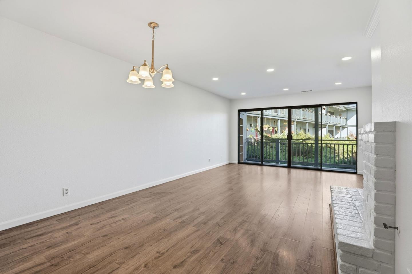 Detail Gallery Image 3 of 30 For 166 Kern St #18,  Salinas,  CA 93905 - 2 Beds | 2 Baths